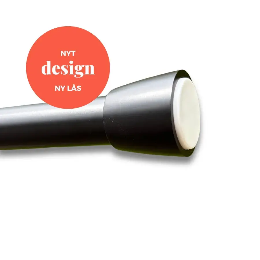 Enden af en mat sort teleskopstang med hvid endeplade og et rødt mærke med teksten Nyt design, ny lås
